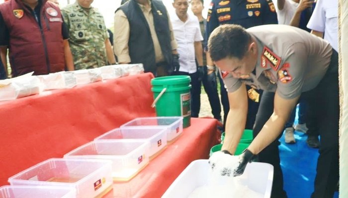 Kapolri Jenderal Suyudi Ario Seto saat mengungkap laboratorium gelap pembuatan sabu jaringan narkotika internasional di Kabupaten Pidie, Aceh pada Jumat, 23 Oktober 2026 bersama tim gabungan. [foto:dok/Divhumas Mabes Polri]