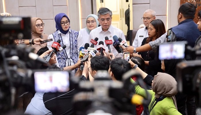 Menteri Ketenagakerjaan, Yassierli saat diwawancarai usai rapat dengan Komisi IX DPR RI.[foto:dok/kemnaker]