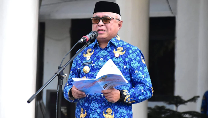 Bupati Gorontalo Sofyan Puhi